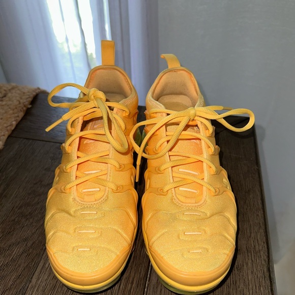 Wmns Air VaporMax Plus - Picture 2 of 5